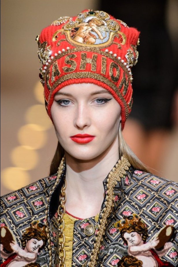 دولتشي اند غابانا تحيي موضة المرأة الفاخرة في ميلانو