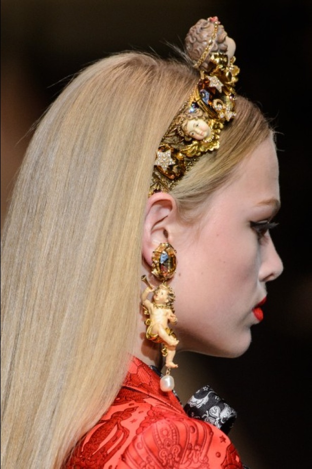 دولتشي اند غابانا تحيي موضة المرأة الفاخرة في ميلانو