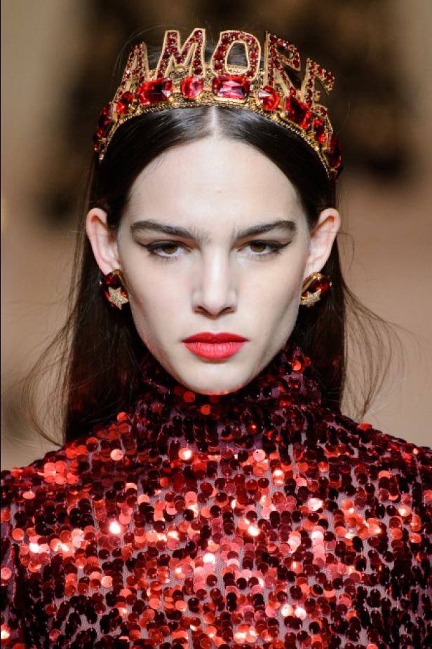 دولتشي اند غابانا تحيي موضة المرأة الفاخرة في ميلانو