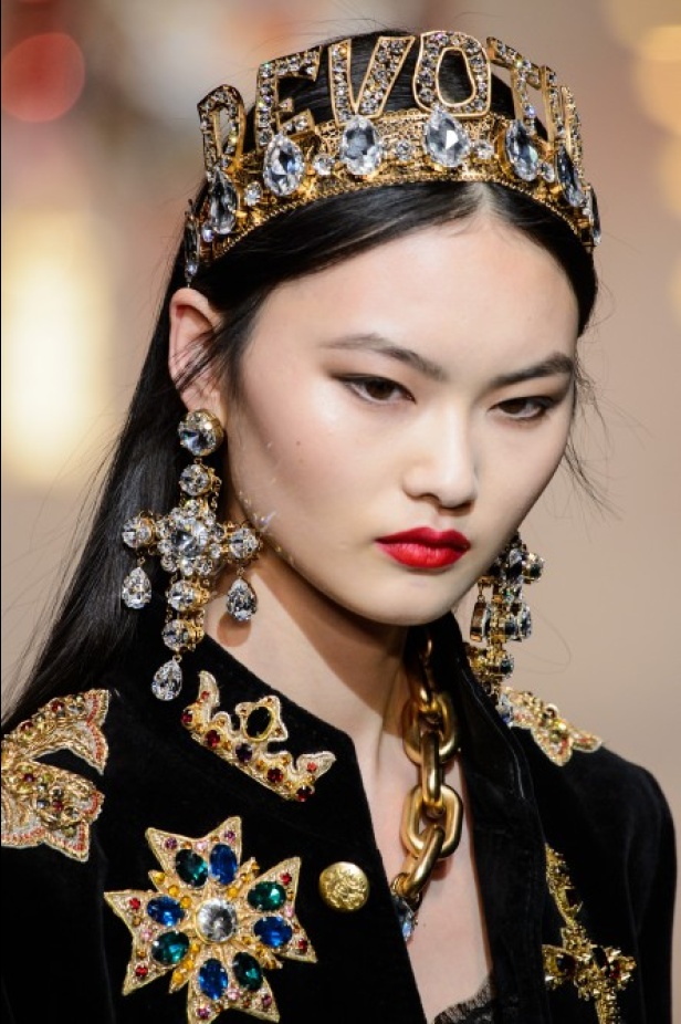 دولتشي اند غابانا تحيي موضة المرأة الفاخرة في ميلانو