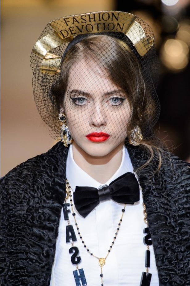 دولتشي اند غابانا تحيي موضة المرأة الفاخرة في ميلانو