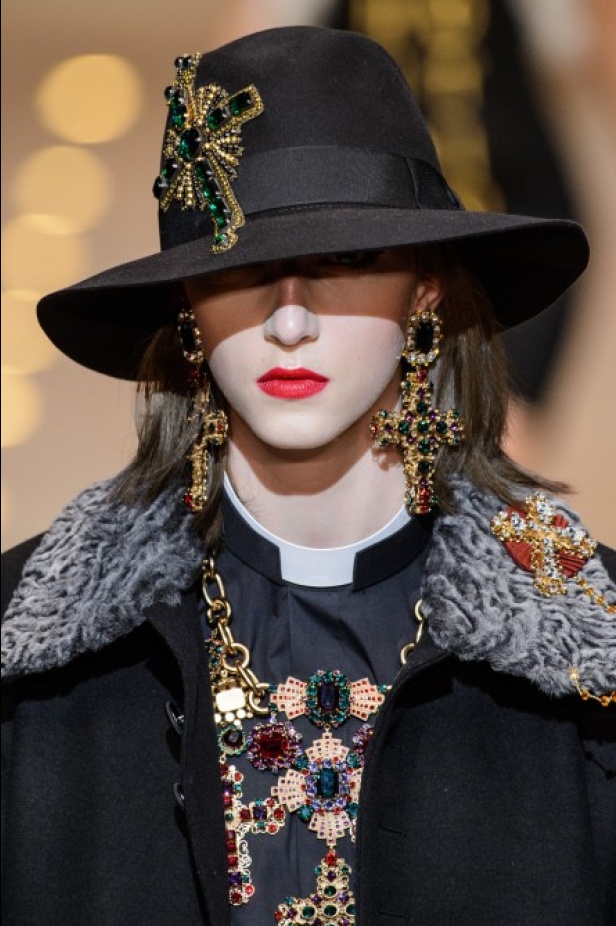 دولتشي اند غابانا تحيي موضة المرأة الفاخرة في ميلانو