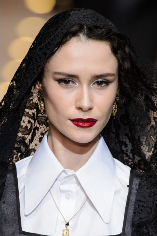 دولتشي اند غابانا تحيي موضة المرأة الفاخرة في ميلانو