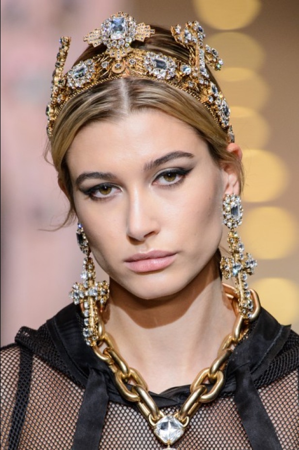 دولتشي اند غابانا تحيي موضة المرأة الفاخرة في ميلانو