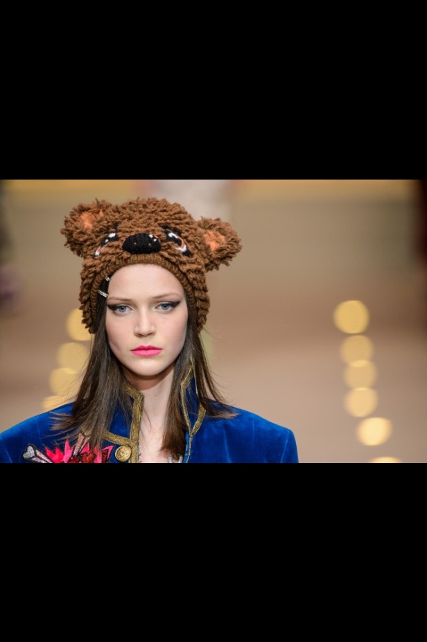 دولتشي اند غابانا تحيي موضة المرأة الفاخرة في ميلانو