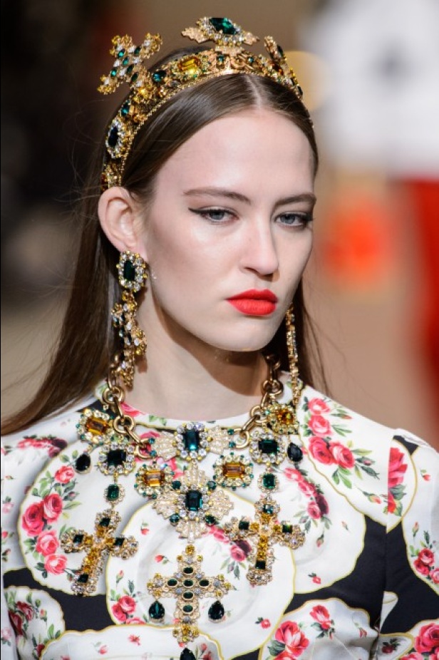 دولتشي اند غابانا تحيي موضة المرأة الفاخرة في ميلانو