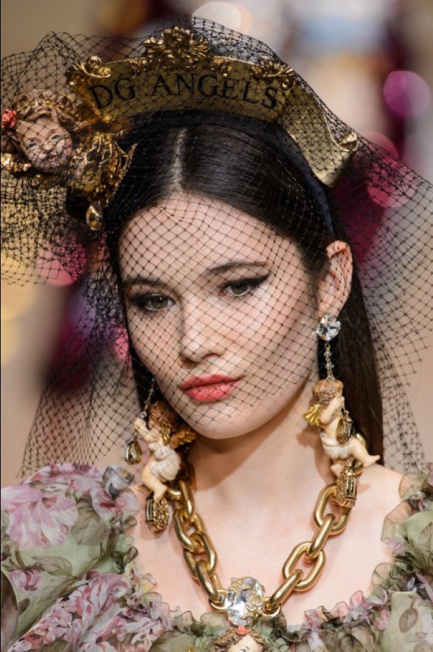 دولتشي اند غابانا تحيي موضة المرأة الفاخرة في ميلانو