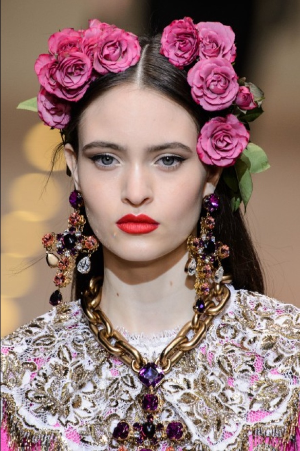 دولتشي اند غابانا تحيي موضة المرأة الفاخرة في ميلانو