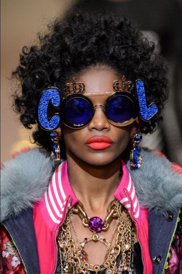 دولتشي اند غابانا تحيي موضة المرأة الفاخرة في ميلانو