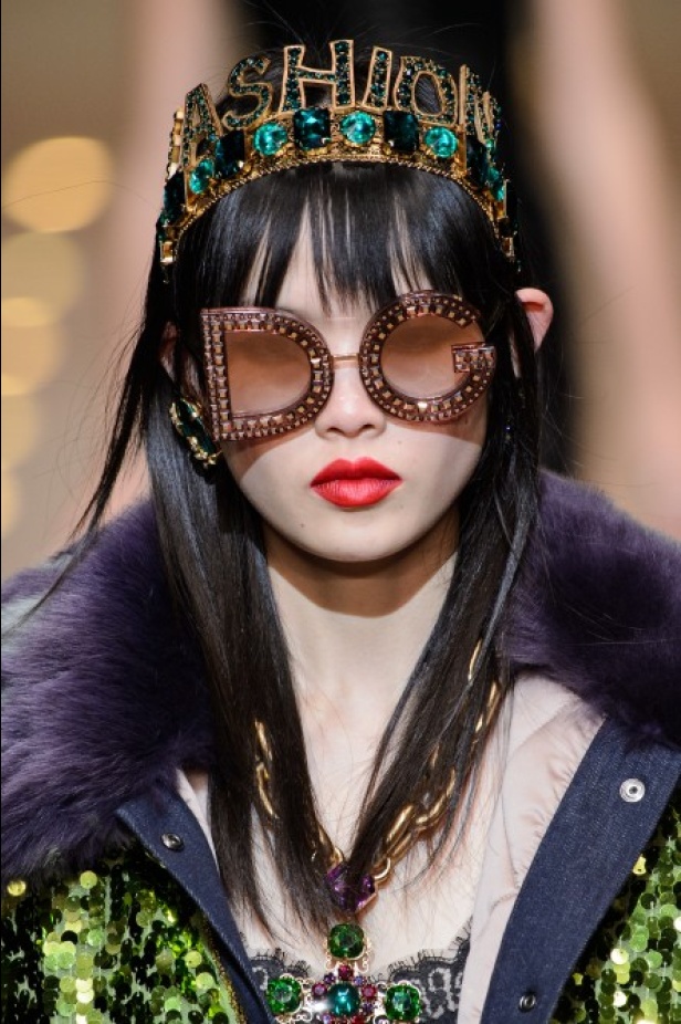 دولتشي اند غابانا تحيي موضة المرأة الفاخرة في ميلانو