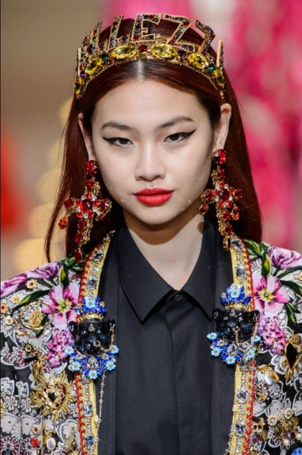 دولتشي اند غابانا تحيي موضة المرأة الفاخرة في ميلانو