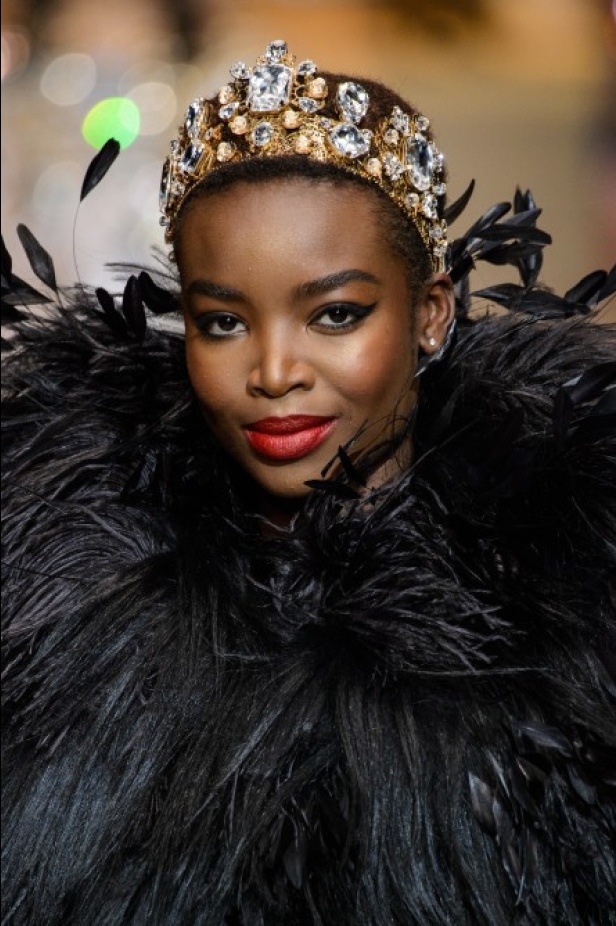 دولتشي اند غابانا تحيي موضة المرأة الفاخرة في ميلانو