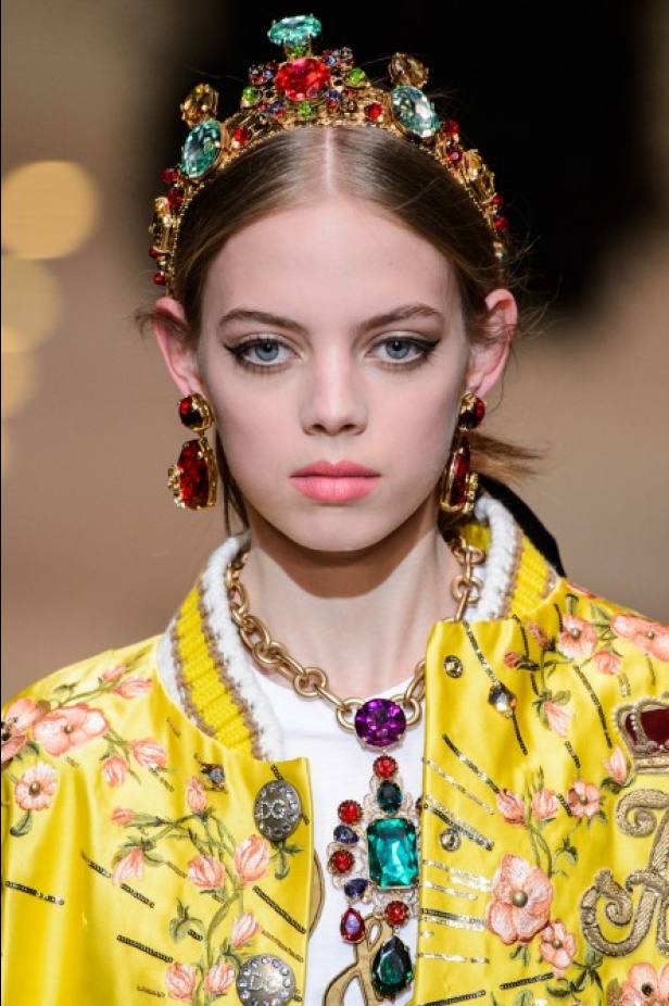 دولتشي اند غابانا تحيي موضة المرأة الفاخرة في ميلانو