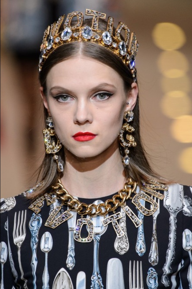 دولتشي اند غابانا تحيي موضة المرأة الفاخرة في ميلانو