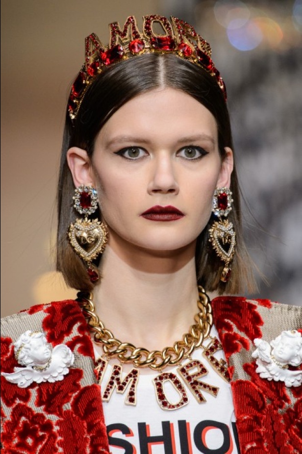 دولتشي اند غابانا تحيي موضة المرأة الفاخرة في ميلانو