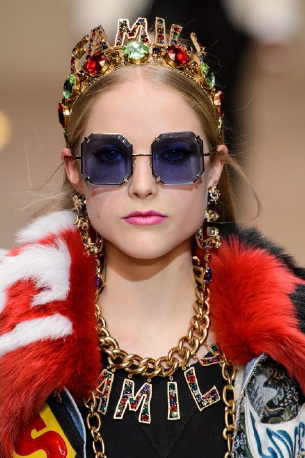 دولتشي اند غابانا تحيي موضة المرأة الفاخرة في ميلانو