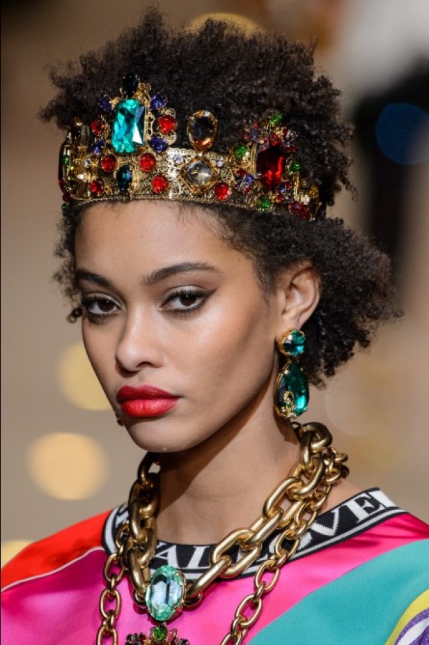 دولتشي اند غابانا تحيي موضة المرأة الفاخرة في ميلانو