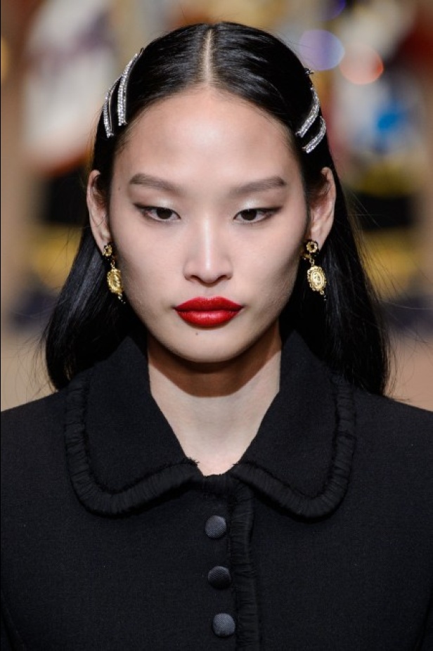 دولتشي اند غابانا تحيي موضة المرأة الفاخرة في ميلانو