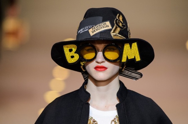 دولتشي اند غابانا تحيي موضة المرأة الفاخرة في ميلانو