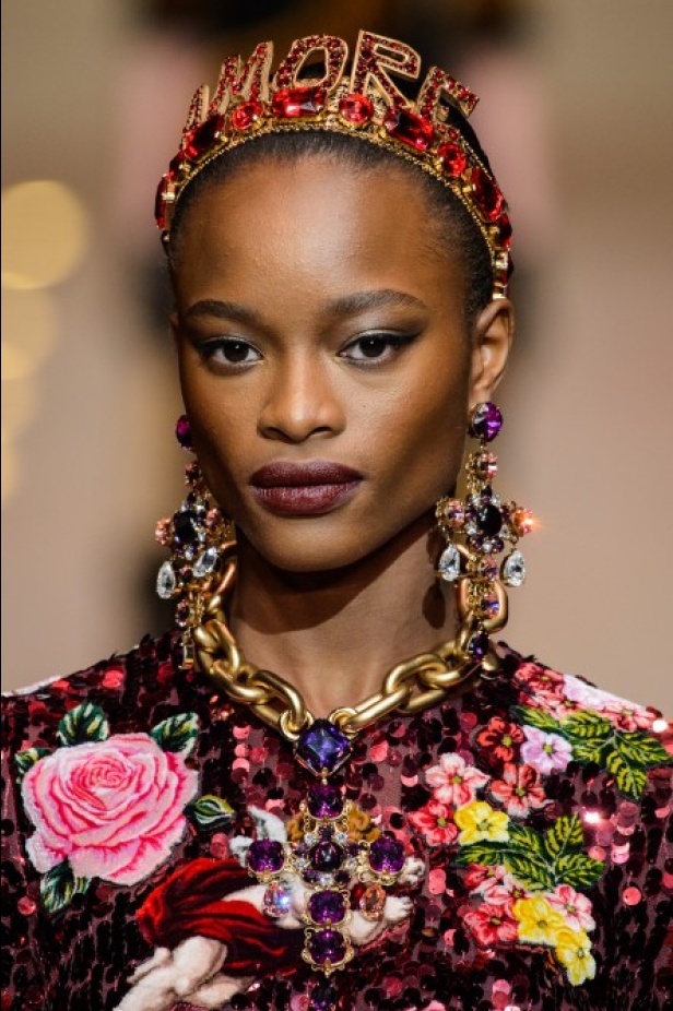 دولتشي اند غابانا تحيي موضة المرأة الفاخرة في ميلانو