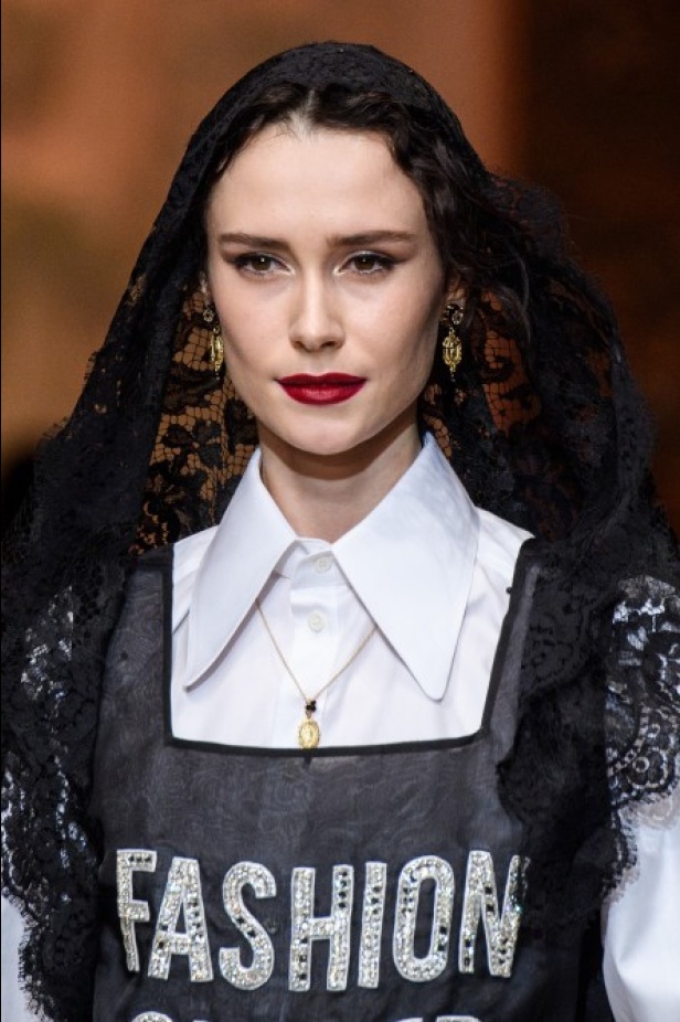 دولتشي اند غابانا تحيي موضة المرأة الفاخرة في ميلانو