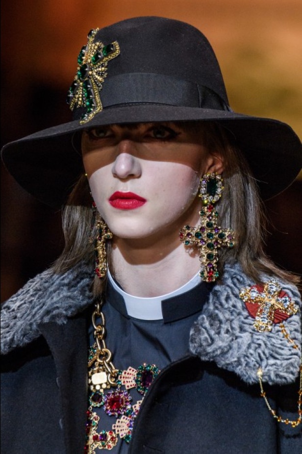 دولتشي اند غابانا تحيي موضة المرأة الفاخرة في ميلانو