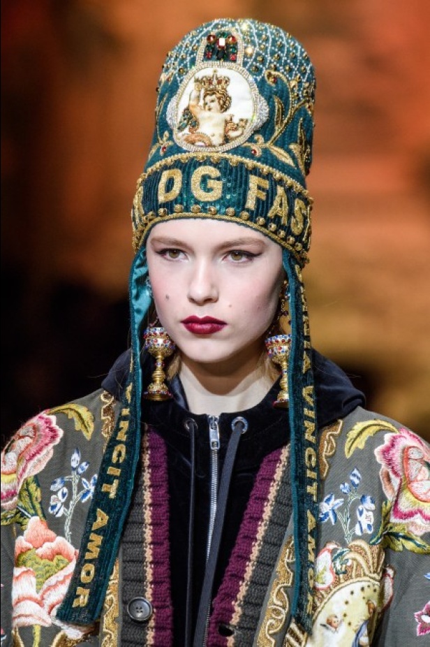 دولتشي اند غابانا تحيي موضة المرأة الفاخرة في ميلانو