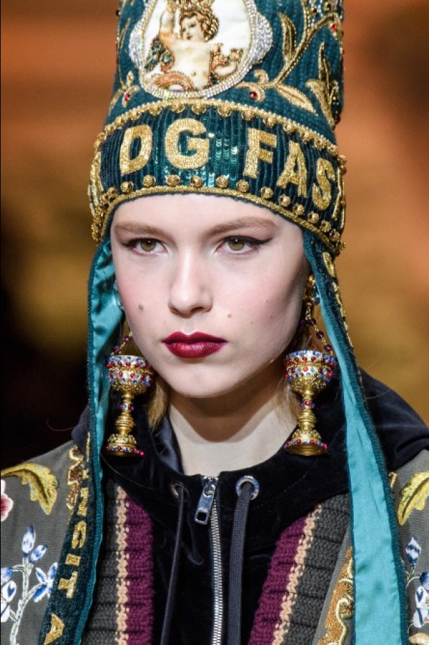 دولتشي اند غابانا تحيي موضة المرأة الفاخرة في ميلانو