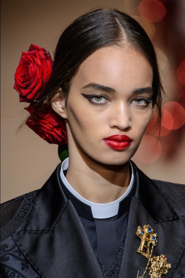 دولتشي اند غابانا تحيي موضة المرأة الفاخرة في ميلانو