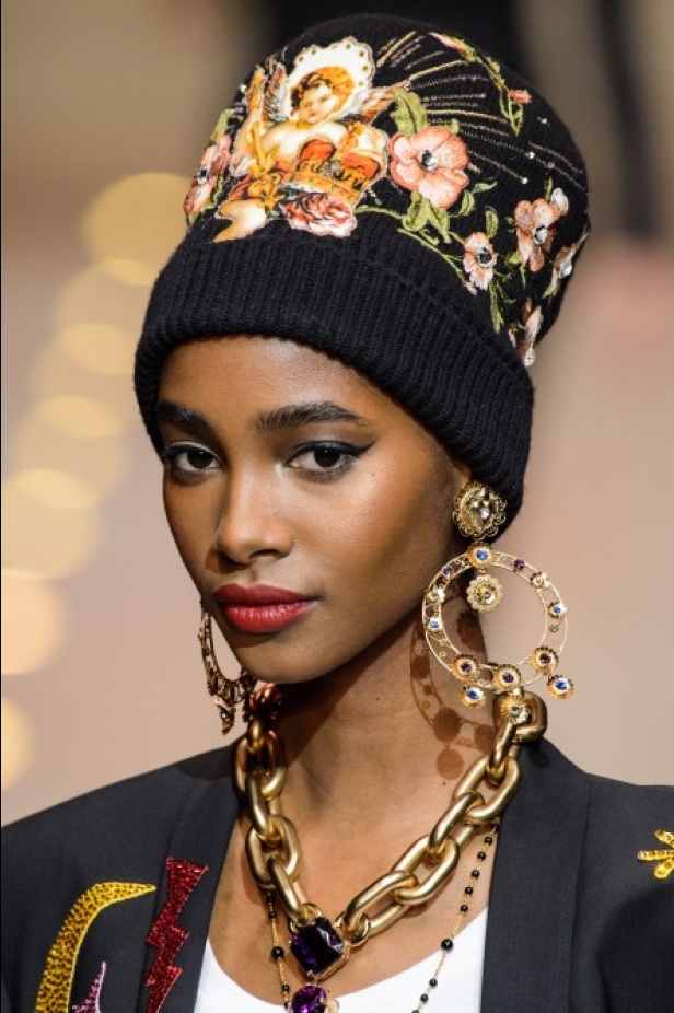 دولتشي اند غابانا تحيي موضة المرأة الفاخرة في ميلانو