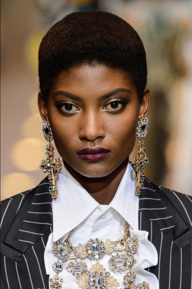 دولتشي اند غابانا تحيي موضة المرأة الفاخرة في ميلانو