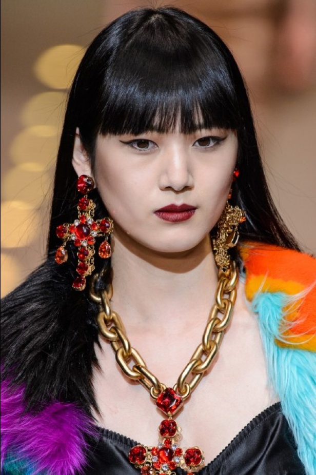 دولتشي اند غابانا تحيي موضة المرأة الفاخرة في ميلانو