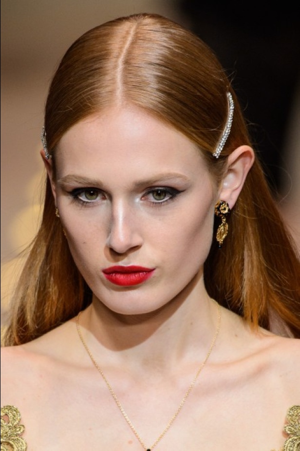 دولتشي اند غابانا تحيي موضة المرأة الفاخرة في ميلانو