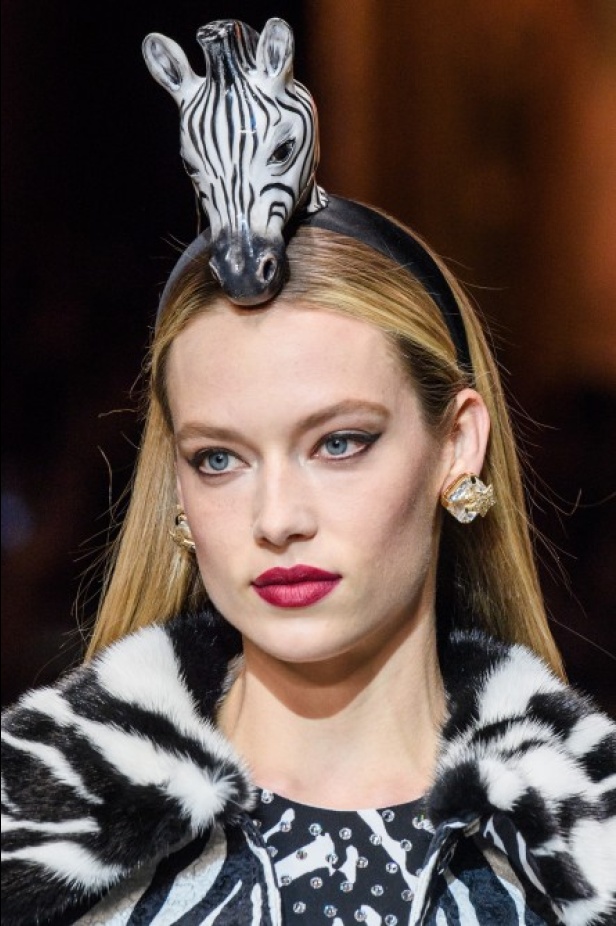 دولتشي اند غابانا تحيي موضة المرأة الفاخرة في ميلانو