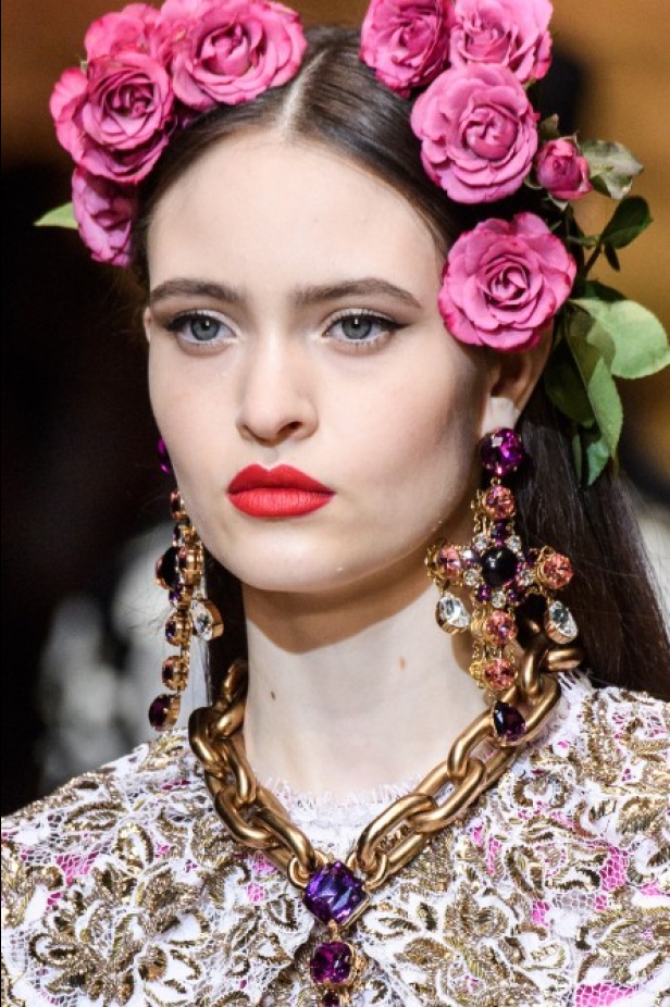 دولتشي اند غابانا تحيي موضة المرأة الفاخرة في ميلانو