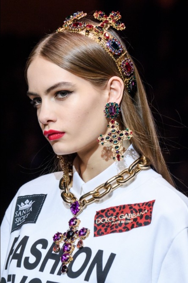 دولتشي اند غابانا تحيي موضة المرأة الفاخرة في ميلانو