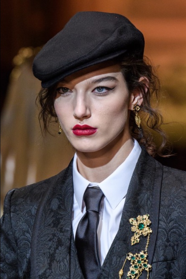 دولتشي اند غابانا تحيي موضة المرأة الفاخرة في ميلانو