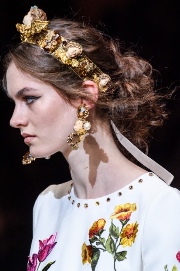 دولتشي اند غابانا تحيي موضة المرأة الفاخرة في ميلانو