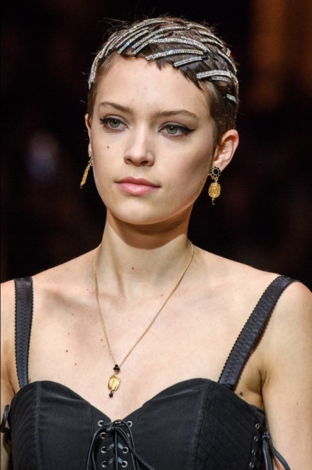 دولتشي اند غابانا تحيي موضة المرأة الفاخرة في ميلانو