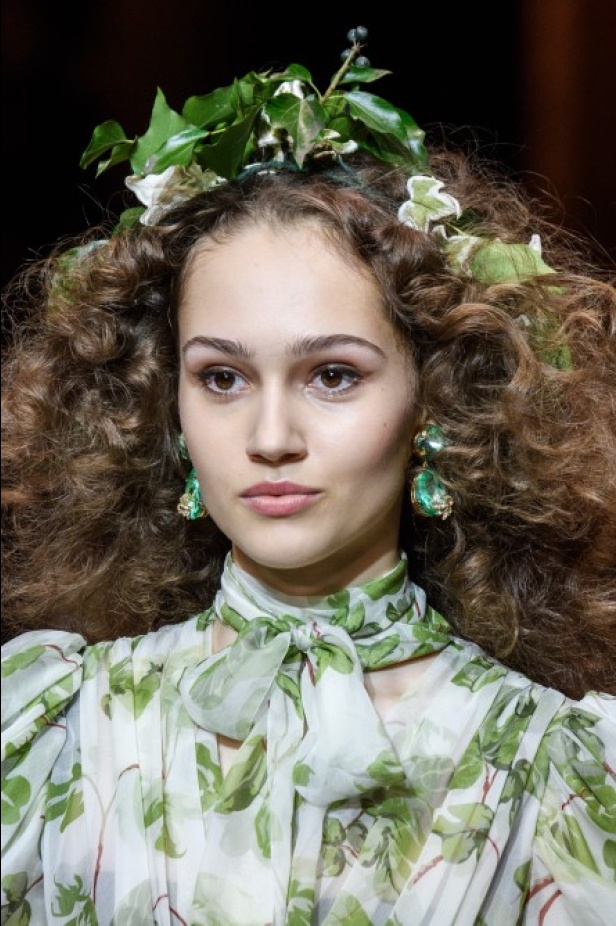 دولتشي اند غابانا تحيي موضة المرأة الفاخرة في ميلانو