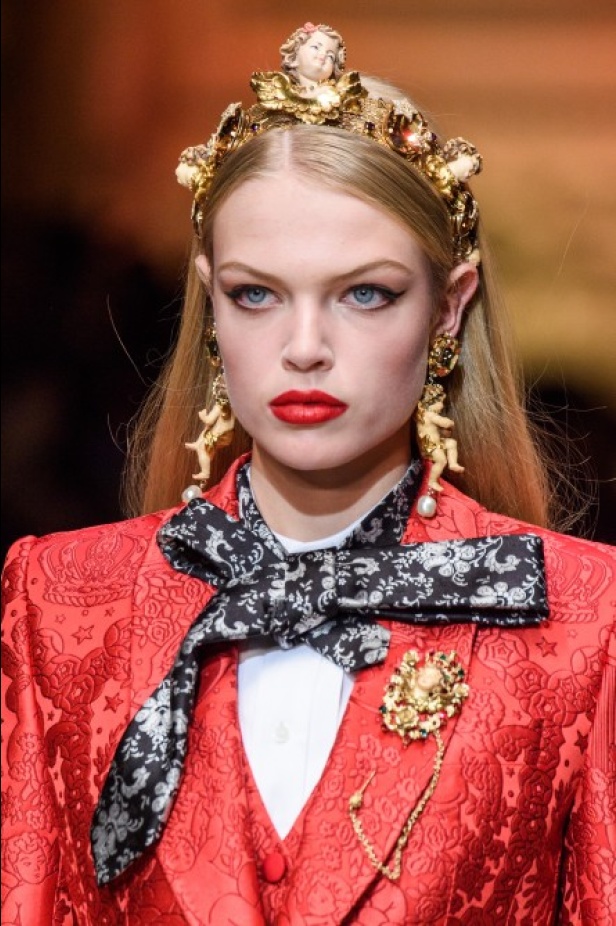 دولتشي اند غابانا تحيي موضة المرأة الفاخرة في ميلانو