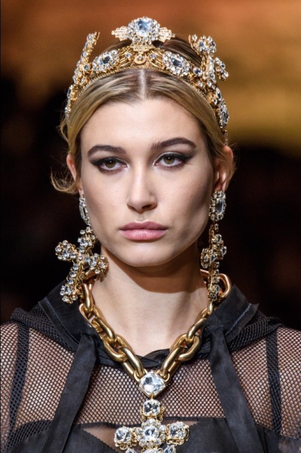 دولتشي اند غابانا تحيي موضة المرأة الفاخرة في ميلانو