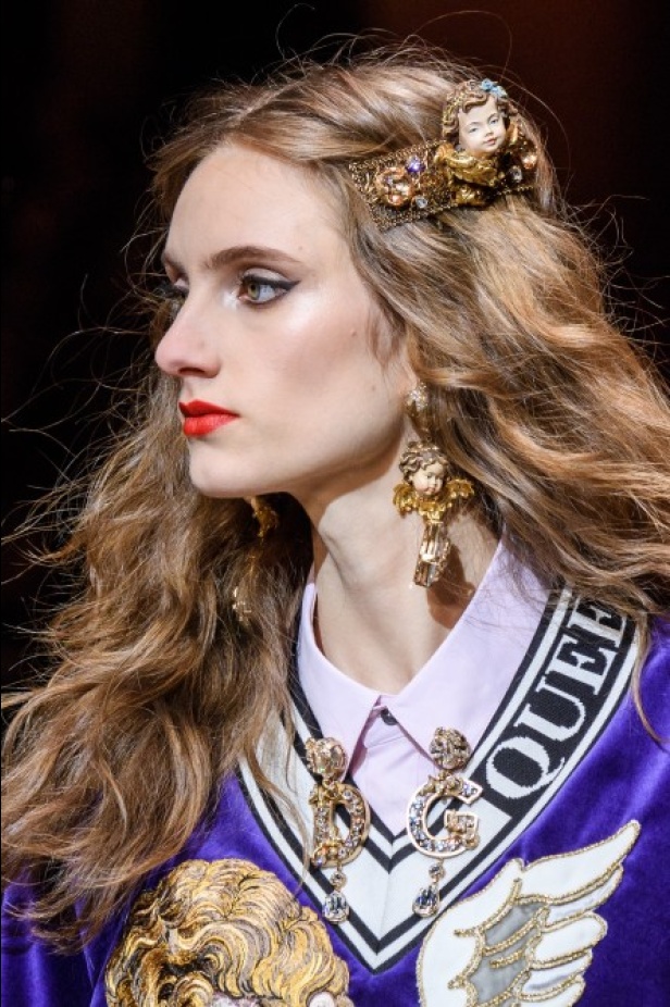 دولتشي اند غابانا تحيي موضة المرأة الفاخرة في ميلانو