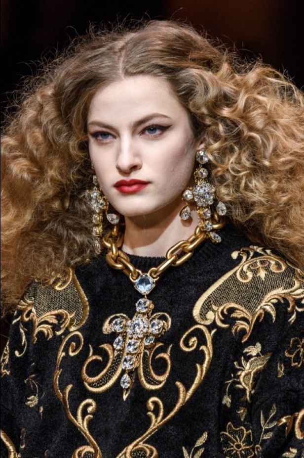 دولتشي اند غابانا تحيي موضة المرأة الفاخرة في ميلانو