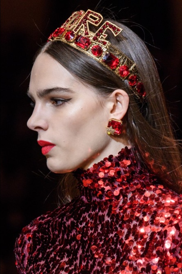 دولتشي اند غابانا تحيي موضة المرأة الفاخرة في ميلانو