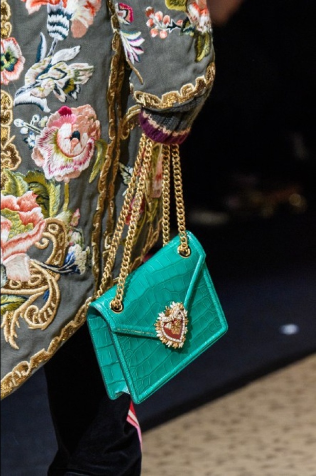 دولتشي اند غابانا تحيي موضة المرأة الفاخرة في ميلانو