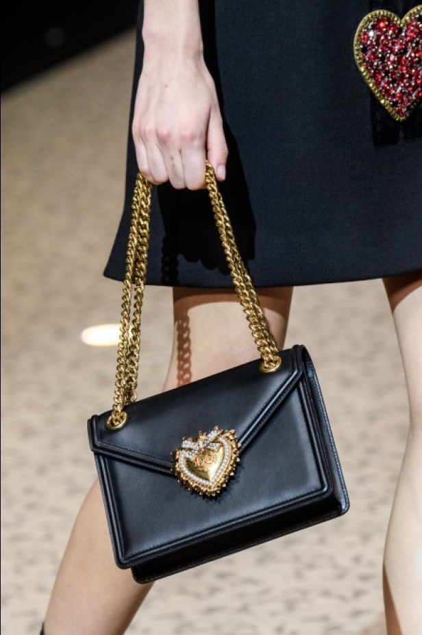 دولتشي اند غابانا تحيي موضة المرأة الفاخرة في ميلانو