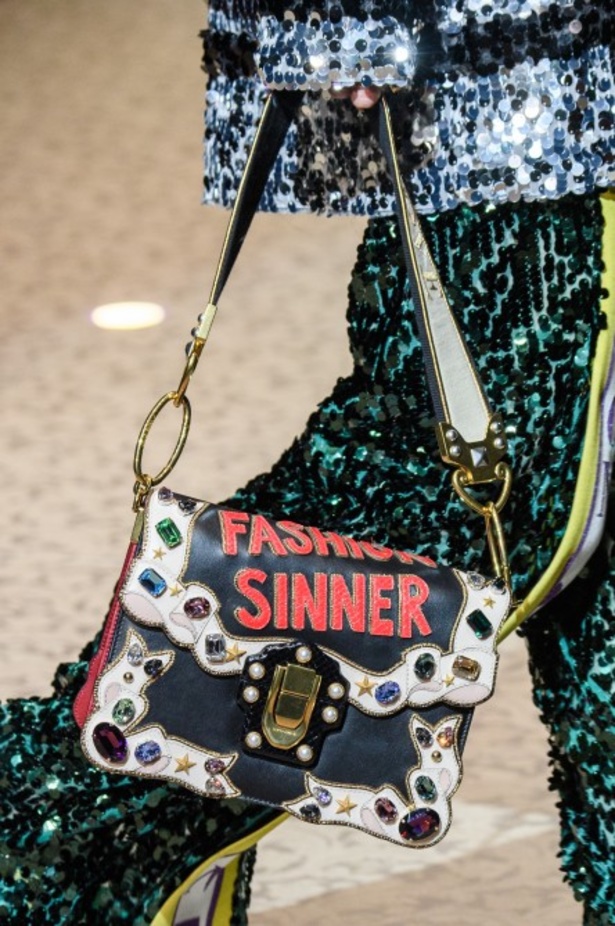 دولتشي اند غابانا تحيي موضة المرأة الفاخرة في ميلانو