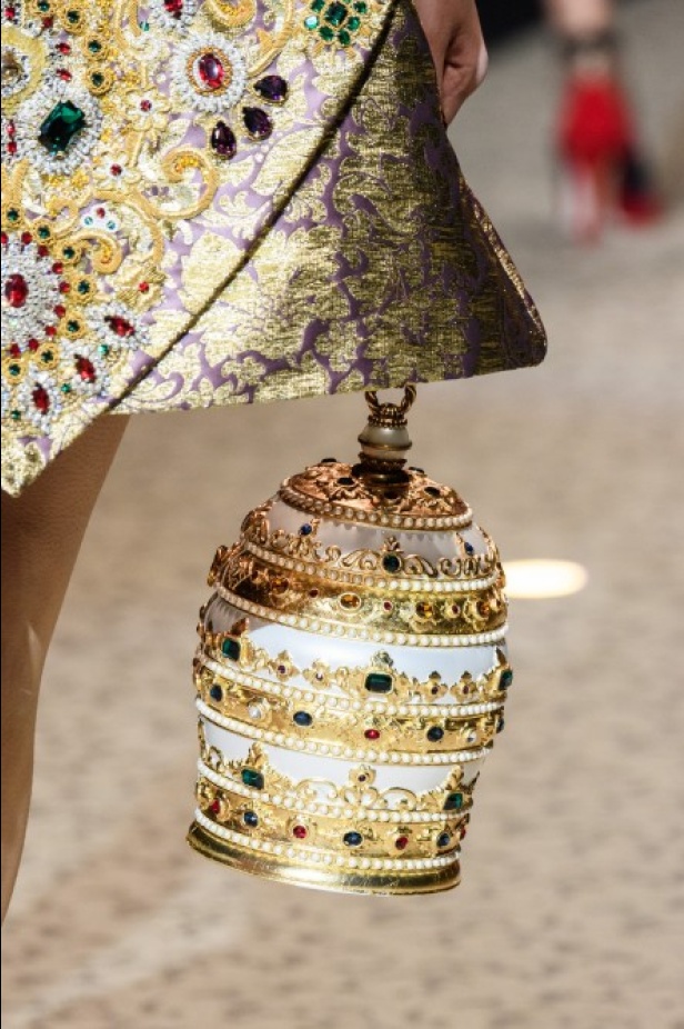 دولتشي اند غابانا تحيي موضة المرأة الفاخرة في ميلانو