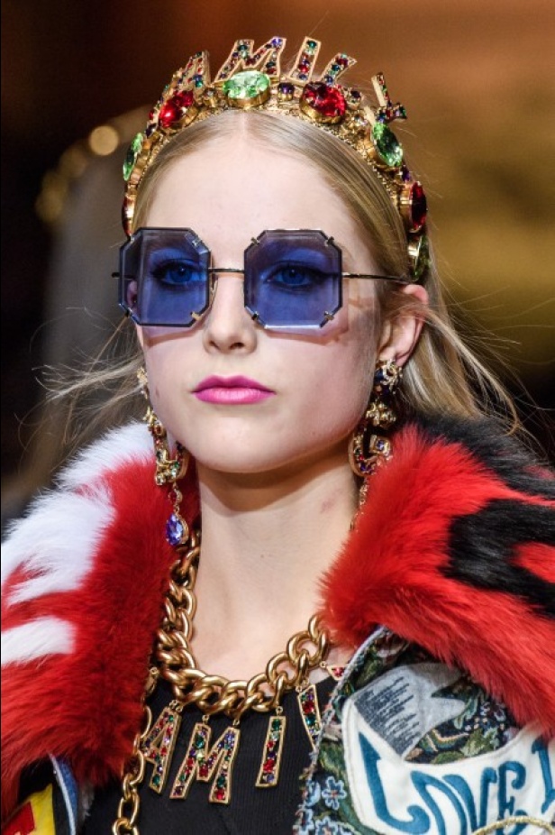 دولتشي اند غابانا تحيي موضة المرأة الفاخرة في ميلانو